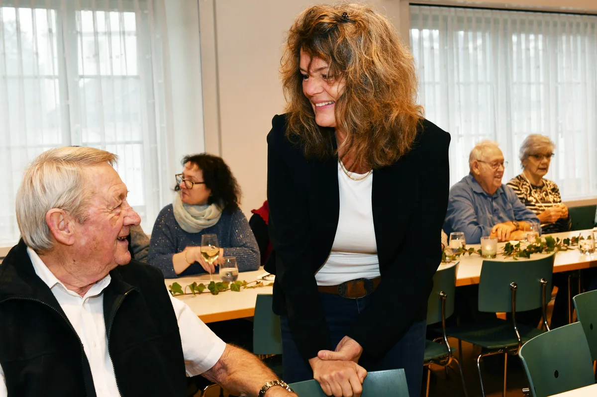 Heidi Weiss, Gemeinderätin, im Gespräch mit einem Gast.